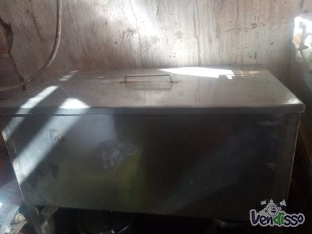 Mesa verde pequena com base de pedra