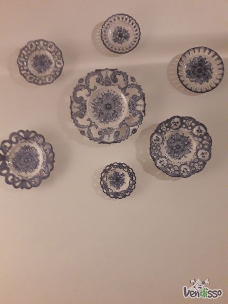 Vendo conjunto de oito pratos decorativas.