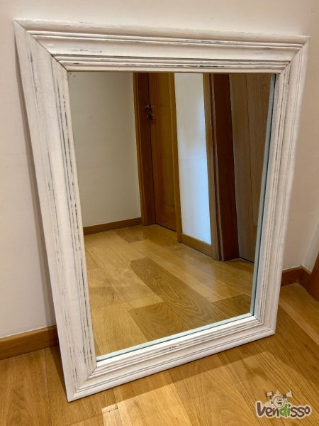 Espelho com moldura branca
