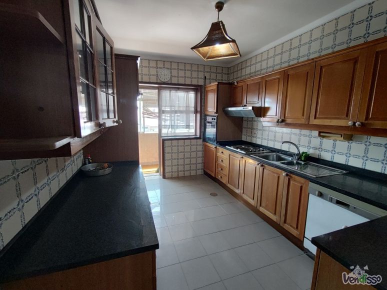 Apartamento T2 transformado em T4, localizado junto ao Jardim Soares dos...