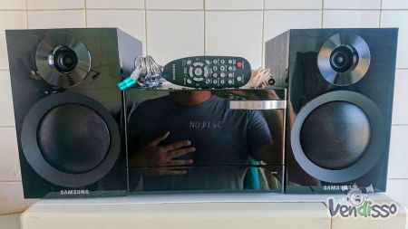 Aparelhagem de áudio marca Samsung.