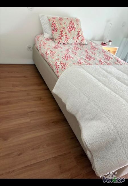 Cama individual com arrumação 