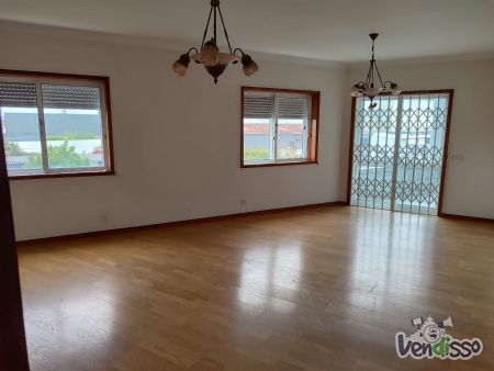 30 Fantástico T2 com Varanda e Lugar de Garagem em Vilar do Paraíso