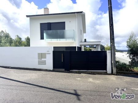 Excelente Moradia V3 Nova de 3 Frentes com Vista Mar